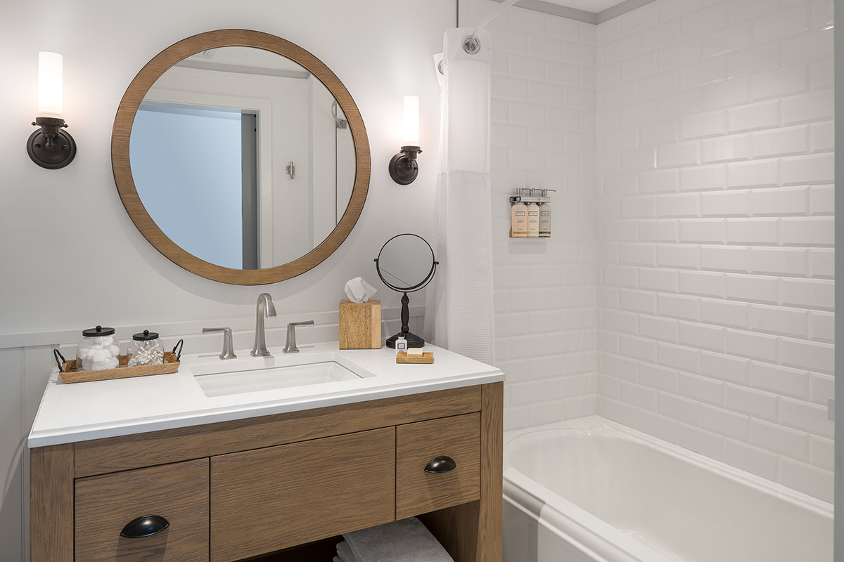 Guest Room Bathroom with Tub